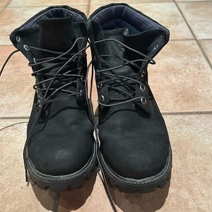 Men’s black Timberland Earthkeepers boots! Worn twice! Perfect for winter!
